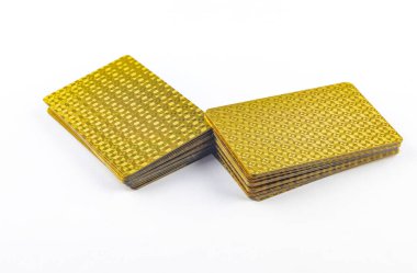 Altın renkli poker kartları, beyaz arka planda bir deste kart, altın kart.