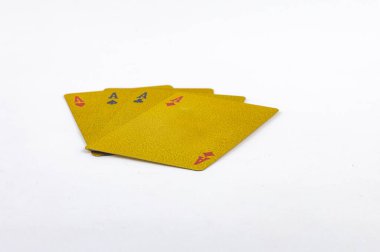 Altın renkli poker kartları, beyaz arka planda bir deste kart, altın kart.