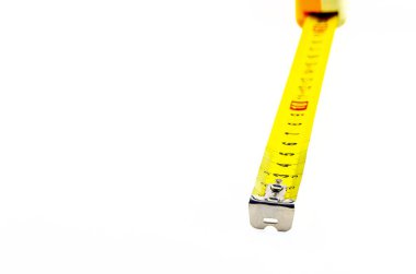 Metal inşaat mezurası, yuvarlanmış mezura, beyaz arka planda mezura.