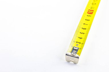 Metal inşaat mezurası, yuvarlanmış mezura, beyaz arka planda mezura.