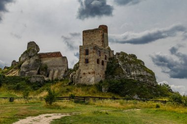 Yeniden yapılanmadan sonra Olsztyn 'deki şato, kale harabelerinin yenilenmesi, Kartalların Yuvaları patikası, Krakow-Czestochowa Tepesi' nin cazibesi.