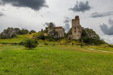 Yeniden yapılanmadan sonra Olsztyn 'deki şato, kale harabelerinin yenilenmesi, Kartalların Yuvaları patikası, Krakow-Czestochowa Tepesi' nin cazibesi.
