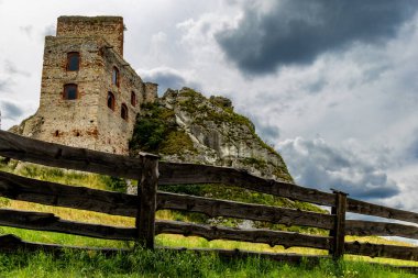 Yeniden yapılanmadan sonra Olsztyn 'deki şato, kale harabelerinin yenilenmesi, Kartalların Yuvaları patikası, Krakow-Czestochowa Tepesi' nin cazibesi.