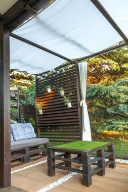 Bahçeye ahşap bir pergola yapmak, kendin yap, evde dinlenme yeri, fikirlerle dolu bir bahçe, çardakta beyaz perdeler.