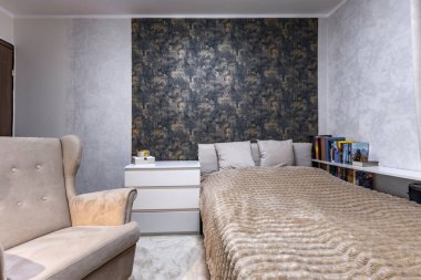 Yatak odası yenileme, duvar boyama, duvar boyası, modern oturma odası, modern iç tasarım, iki koltuk, altın lamba, duvarda duvar kağıdı, yenilenmiş apartman daireleri.