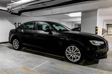 Siyah limuzin, yer altındaki garajda park etmiş lüks limuzin, araba cilalama, boya düzeltme a4 b9