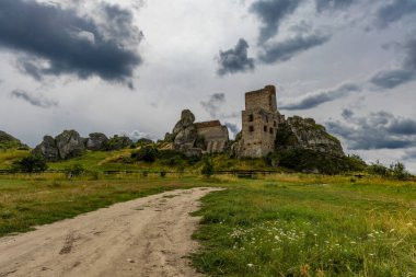 Yeniden yapılanmadan sonra Olsztyn 'deki şato, kale harabelerinin yenilenmesi, Kartalların Yuvaları patikası, Krakow-Czestochowa Tepesi' nin cazibesi.