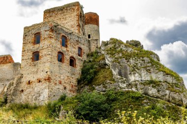 Yeniden yapılanmadan sonra Olsztyn 'deki şato, kale harabelerinin yenilenmesi, Kartalların Yuvaları patikası, Krakow-Czestochowa Tepesi' nin cazibesi.