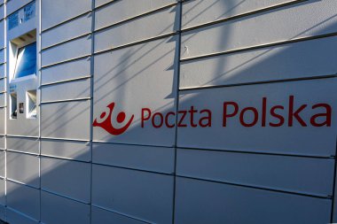 Czestochowa / Polonya - 22 Şubat 2025: Polonya 'daki yeni paket dolapları ağı Czestochowa' daki Orkana Caddesi 'nde Poczta Polska' nın yeni paket dolabı