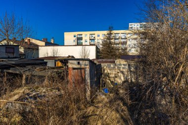 Modern bir konutun merkezinde terk edilmiş eski binalar, boş arazi, gecekondular, evsizlerin evi, Czestochowa.