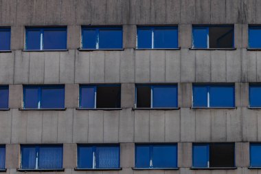 Eski terk edilmiş ofis binası, bir apartman bloğunun kırık camları, şehir merkezindeki yıkılmış bina, kapalı ofisler, çalışanların toplu işten çıkarmaları.