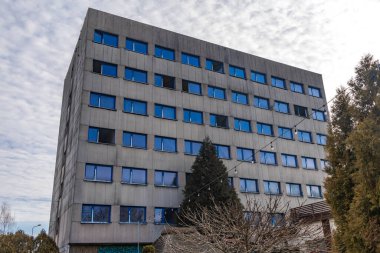 Eski terk edilmiş ofis binası, bir apartman bloğunun kırık camları, şehir merkezindeki yıkılmış bina, kapalı ofisler, çalışanların toplu işten çıkarmaları.