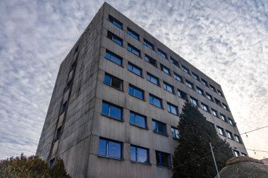 Eski terk edilmiş ofis binası, bir apartman bloğunun kırık camları, şehir merkezindeki yıkılmış bina, kapalı ofisler, çalışanların toplu işten çıkarmaları.