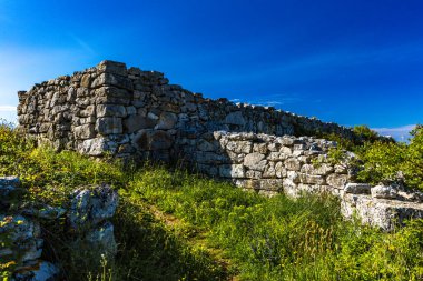 Rovinj yakınlarındaki Istrian Yarımadası 'ndaki Bronz Çağı yerleşkesi Monkodonja, taş duvarları yıktı ve Hırvatistan' da turistlerin ilgisini çekti.,