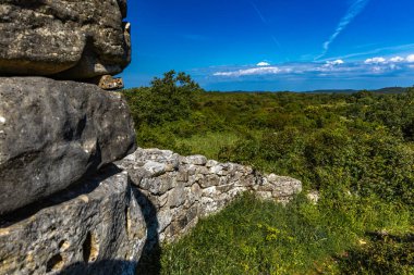 Rovinj yakınlarındaki Istrian Yarımadası 'ndaki Bronz Çağı yerleşkesi Monkodonja, taş duvarları yıktı ve Hırvatistan' da turistlerin ilgisini çekti.,
