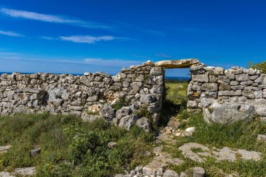 Rovinj yakınlarındaki Istrian Yarımadası 'ndaki Bronz Çağı yerleşkesi Monkodonja, taş duvarları yıktı ve Hırvatistan' da turistlerin ilgisini çekti.,