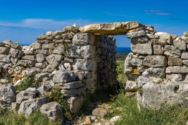 Rovinj yakınlarındaki Istrian Yarımadası 'ndaki Bronz Çağı yerleşkesi Monkodonja, taş duvarları yıktı ve Hırvatistan' da turistlerin ilgisini çekti.,