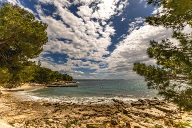 İnsansız vahşi plajlar, Adriyatik Denizi 'ndeki fırtına ve fırtınadan bir dakika önce, Rovinj, Istrian Yarımadası' nın etrafında, bulutlu ağır gökyüzü, sert dalgalar, vahşi doğa.