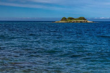 İnsansız vahşi plajlar, Adriyatik Denizi 'ndeki fırtına ve fırtınadan bir dakika önce, Rovinj, Istrian Yarımadası' nın etrafında, bulutlu ağır gökyüzü, sert dalgalar, vahşi doğa.