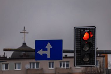 Yolun üstündeki trafik ışıkları, sürüş dersleri, yol işaretleri, sürüş dersleri, trafik işaretleri, şehirde sürüş dersleri.