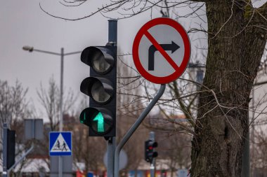 Yaya geçidindeki trafik ışıkları, kırmızı ışık, yeşil ışık, yoldaki tehlike, direkteki trafik ışığı.