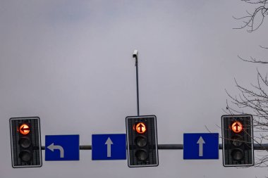 Yolun üstündeki trafik ışıkları, sürüş dersleri, yol işaretleri, sürüş dersleri, trafik işaretleri, şehirde sürüş dersleri.