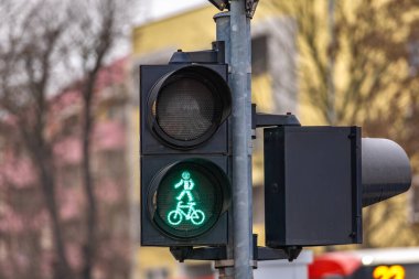 Yaya geçidindeki trafik ışıkları, kırmızı ışık, yeşil ışık, yoldaki tehlike, direkteki trafik ışığı.