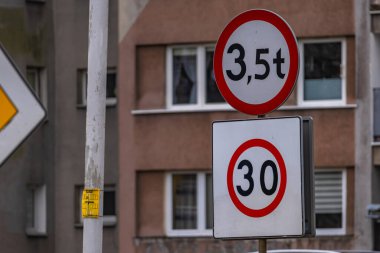 Şehirdeki motorlu araçlar için hız limiti, maksimum hız, saatte 30 kilometre, inşa edilmiş alan hız limonu hakkında bilgilendirme işareti