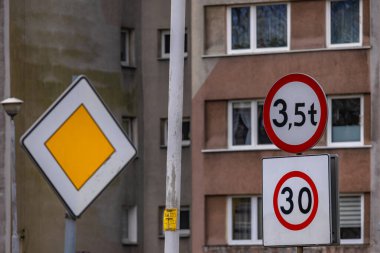 Şehirdeki motorlu araçlar için hız limiti, maksimum hız, saatte 30 kilometre, inşa edilmiş alan hız limonu hakkında bilgilendirme işareti