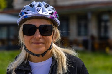 Bisiklet turunda Istrian Yarımadası 'nı keşfetmek, Rovinj yakınlarındaki çakıl taşı plajında elektrikli bisiklet, Hırvatistan' da bisiklet yolları