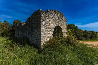 Rovinj yakınlarındaki eski St. Peter kilisesinin kalıntıları, Istrian Yarımadası, yıkılmış kilise ve Hırvat eserleri