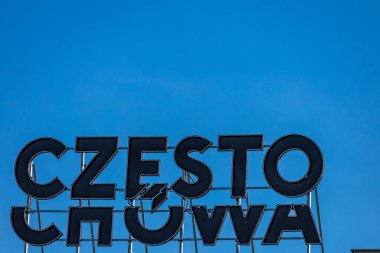 Binanın çatısındaki Czestochowa yazısında Czestochow şehrine reklam veren bir pankart var.