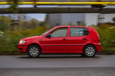 Şehirde yasa dışı araba yarışı, kameraya yakalanmış hız, şehirde hızla giden araba,