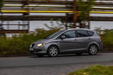 Şehirde yasa dışı araba yarışı, kameraya yakalanmış hız, şehirde hızla giden araba,