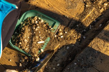 Bahçe terasına beton döşemeler döşemek, bir veranda inşa etmek, bir pergola altında beton levhalardan yapılmış bir zemin