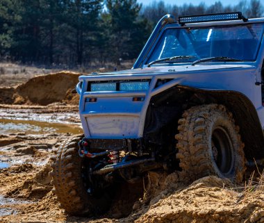 Zorlu arazide off-road sürüşüne adapte olmuş güçlü bir araç, off-road aracındaki kırık bir ön dingil, off-road pistindeki zor engeller