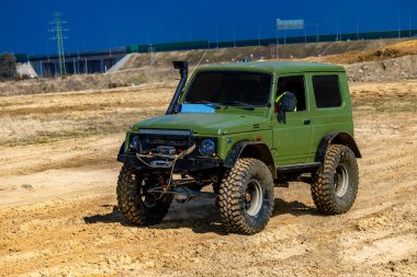 Çölde siyah camlı, off-road araba yarışı için yeşil araba hazır.