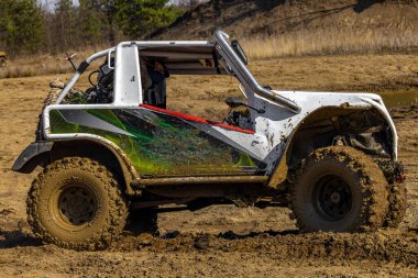 Zorlu arazide sürmek için modifiye edilmiş arabalar, çamurda, suda ve kumda üzgünüm, off road car rac sırasında spor müsabakaları