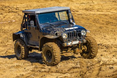 Aşırı yol koşulları, off-road araçları için zor yol, off-road otomobil rac pistinde su, çamur ve kumla büyük bir engeli aşma girişimi