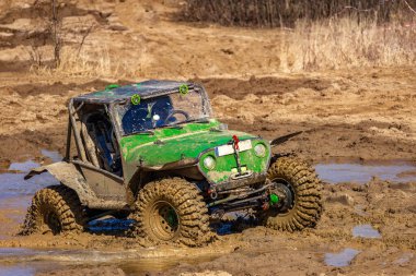 Aşırı yol koşulları, off-road araçları için zor yol, off-road otomobil rac pistinde su, çamur ve kumla büyük bir engeli aşma girişimi