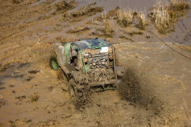 Aşırı yol koşulları, off-road araçları için zor yol, off-road otomobil rac pistinde su, çamur ve kumla büyük bir engeli aşma girişimi