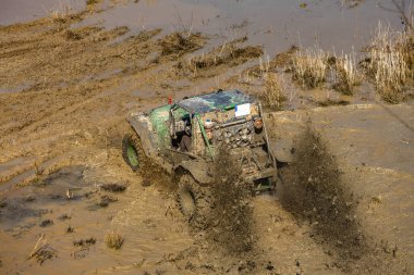 Aşırı yol koşulları, off-road araçları için zor yol, off-road otomobil rac pistinde su, çamur ve kumla büyük bir engeli aşma girişimi