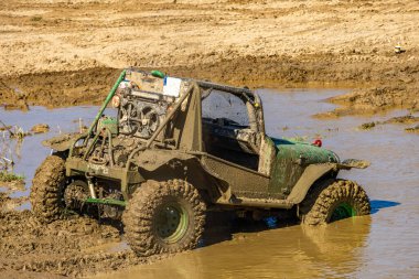 Aşırı yol koşulları, off-road araçları için zor yol, off-road otomobil rac pistinde su, çamur ve kumla büyük bir engeli aşma girişimi