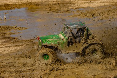 Zorlu arazide sürmek için yapılmış arazi araçları çamur, kum, off-road araç yarışı, off-road yarışması