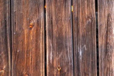 Bir çiftlik binasının eski çürük tahtaları, tahtadan yapılmış arka plan, arka plan olarak ahşap.