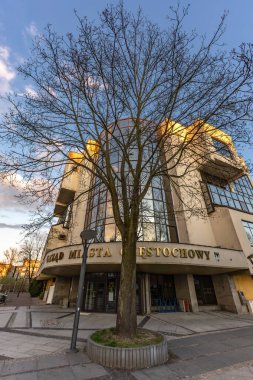 Czestochowa, Polonya - 4 Mart 2025 - Czestochowa belediye binası, belediye başkanının merkezi, şehir yetkilileri