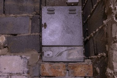 Bodrumdaki duvardaki eski elektrik sigorta kutusu, eski bir apartmanın elektrik kesintisini ortadan kaldırıyor.