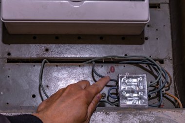 Bodrumdaki duvardaki eski elektrik sigorta kutusu, eski bir apartmanın elektrik kesintisini ortadan kaldırıyor.