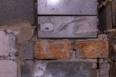 Bodrumdaki duvardaki eski elektrik sigorta kutusu, eski bir apartmanın elektrik kesintisini ortadan kaldırıyor.