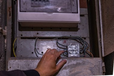 Bodrumdaki duvardaki eski elektrik sigorta kutusu, eski bir apartmanın elektrik kesintisini ortadan kaldırıyor.